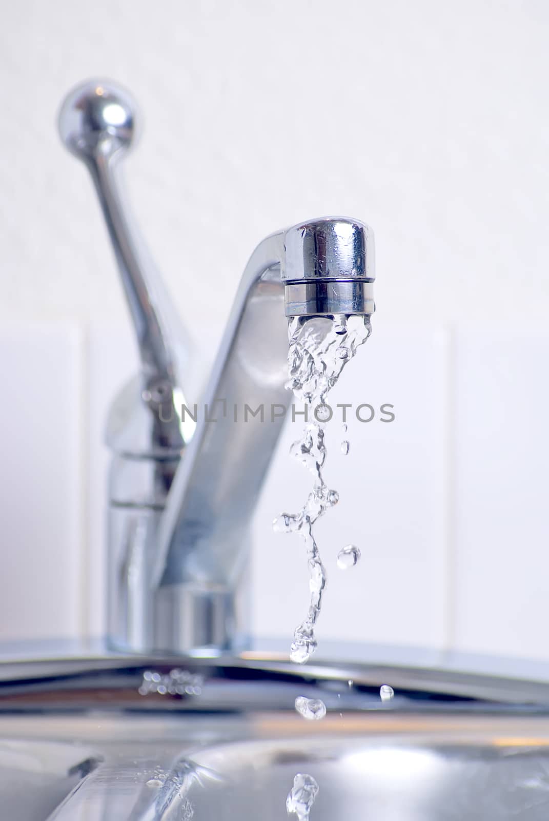 Kitchen sink faucet with small stream of water