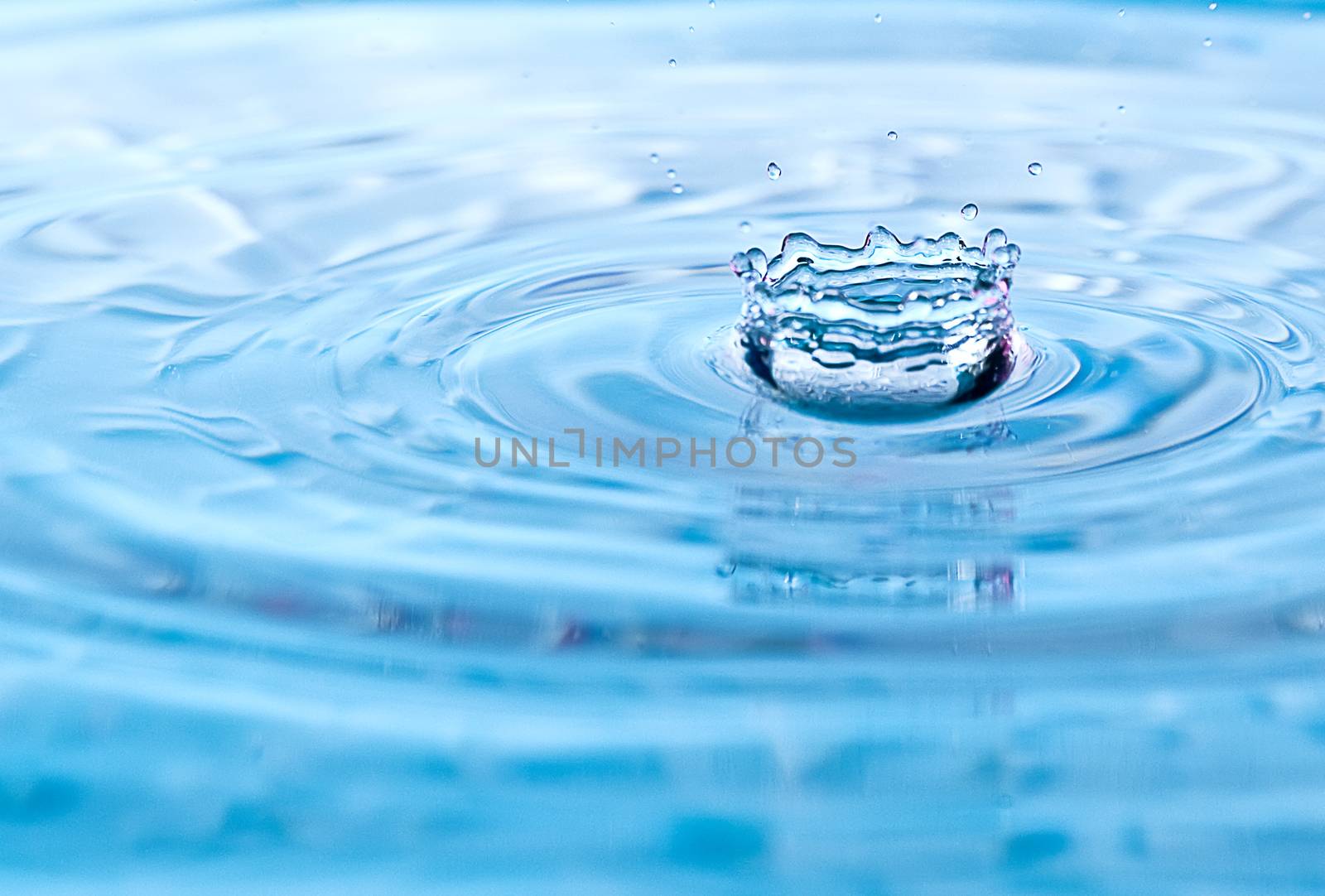 Red tint to a water drop splash with coronet shape