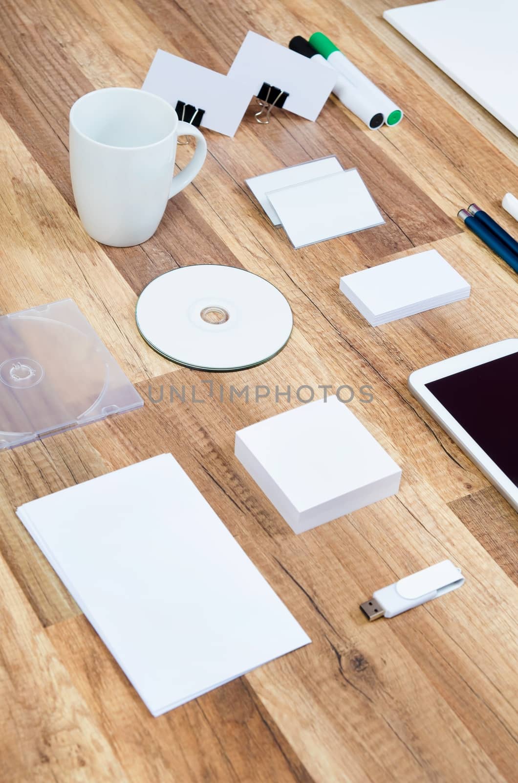 Mockup business template on wooden background by simpson33