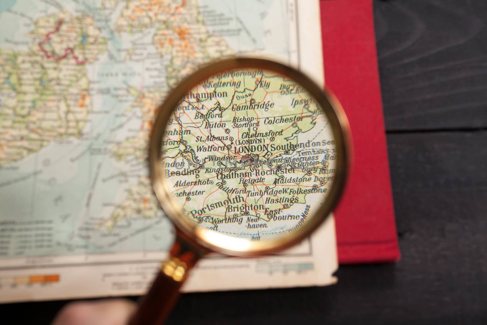 Magnifying glass in front of a London map