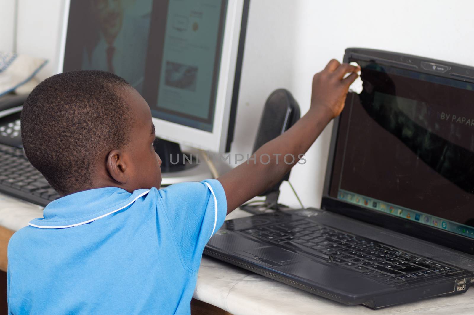 The screen of this laptop is dusty what drives this child to clean