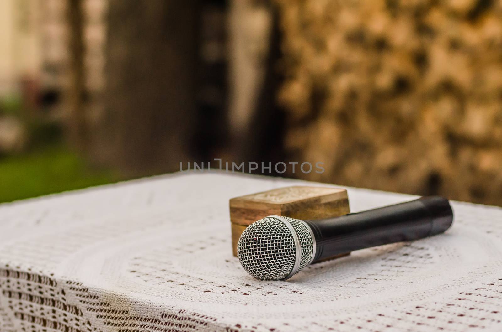 the microphone and box for wedding ruts on the table