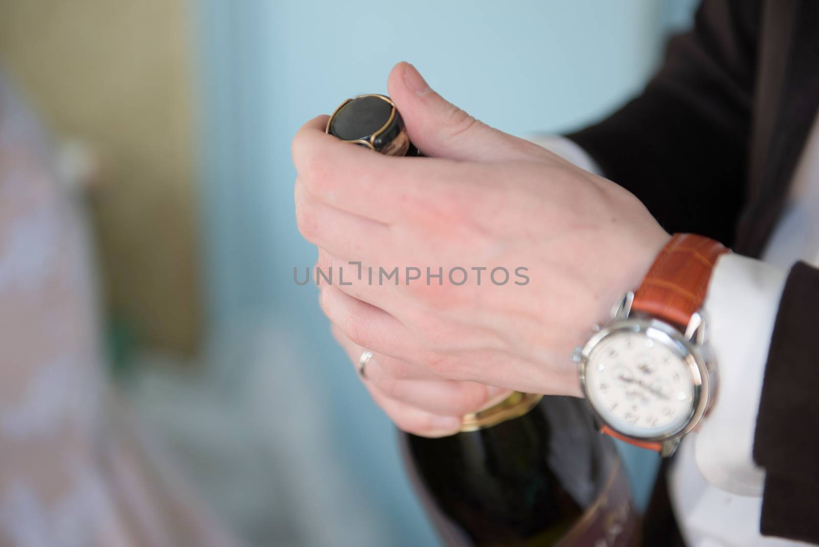 wedding champagne opens the groom, on the hand watch