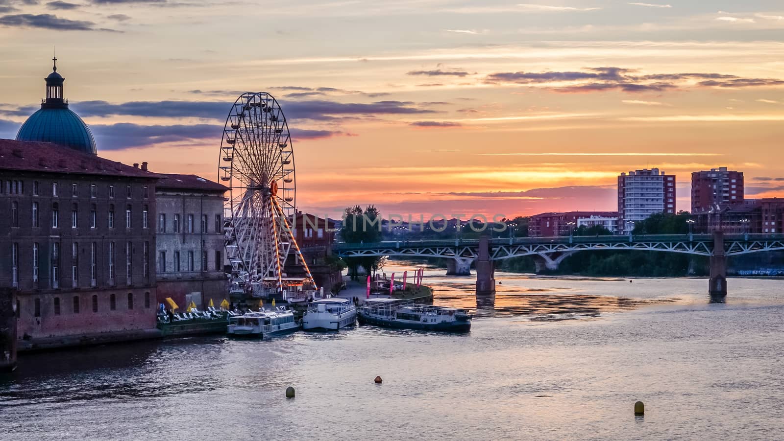 Sunset over the Garonne river in Toulouse, view from La Daurade.