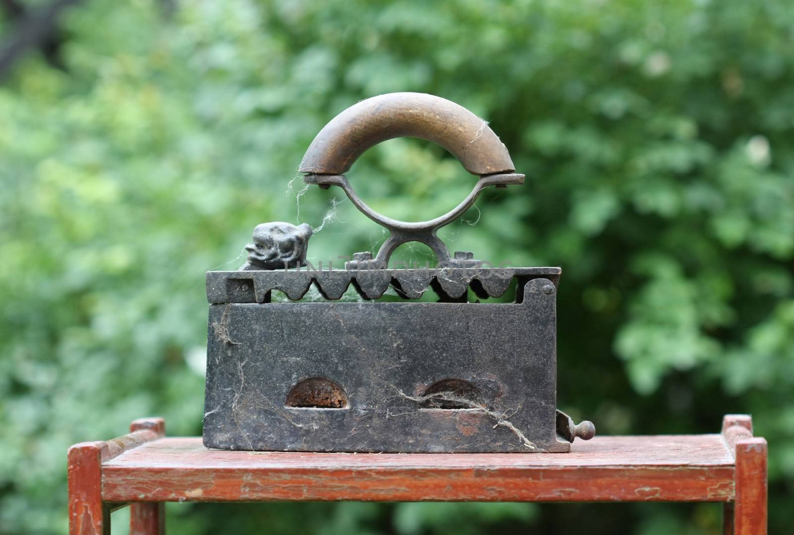 Old iron for which a coal was used for warming 