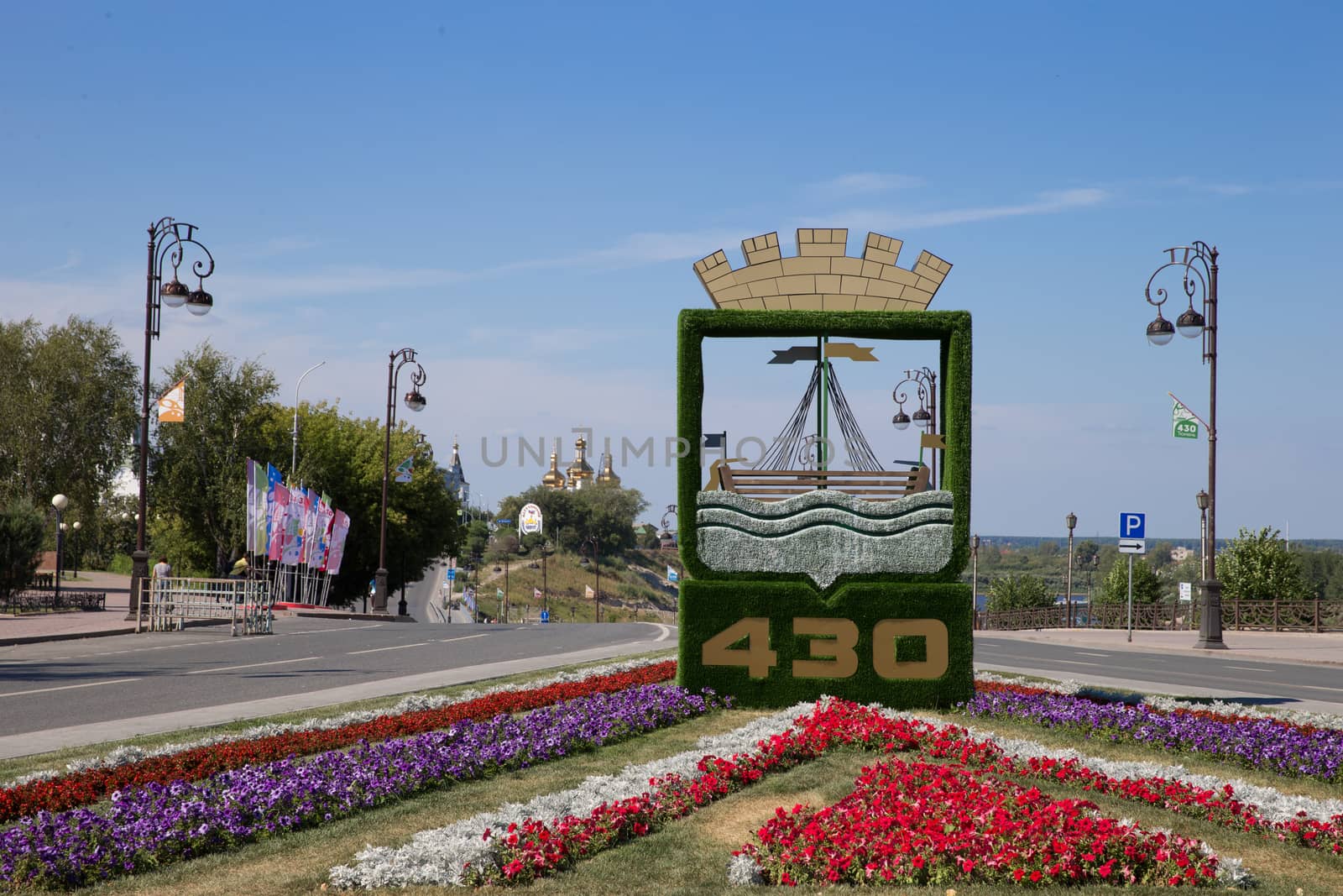 Blazon of the city, standing on a road junction