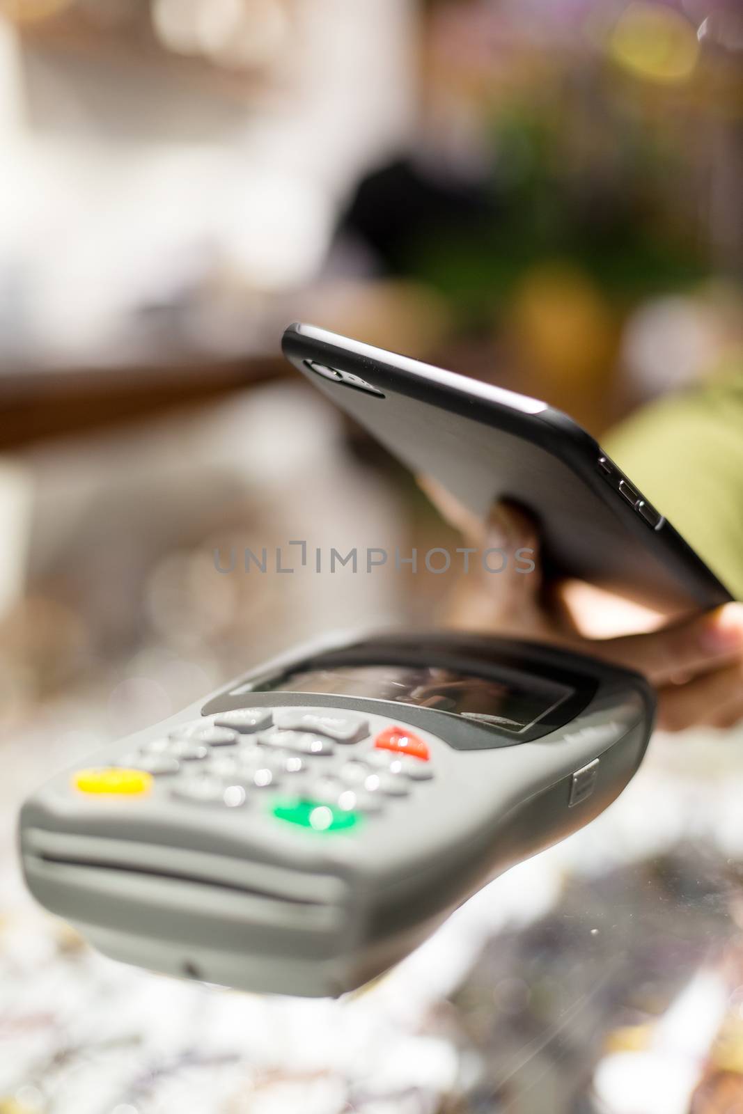 Customer paying with NFC technology by leungchopan