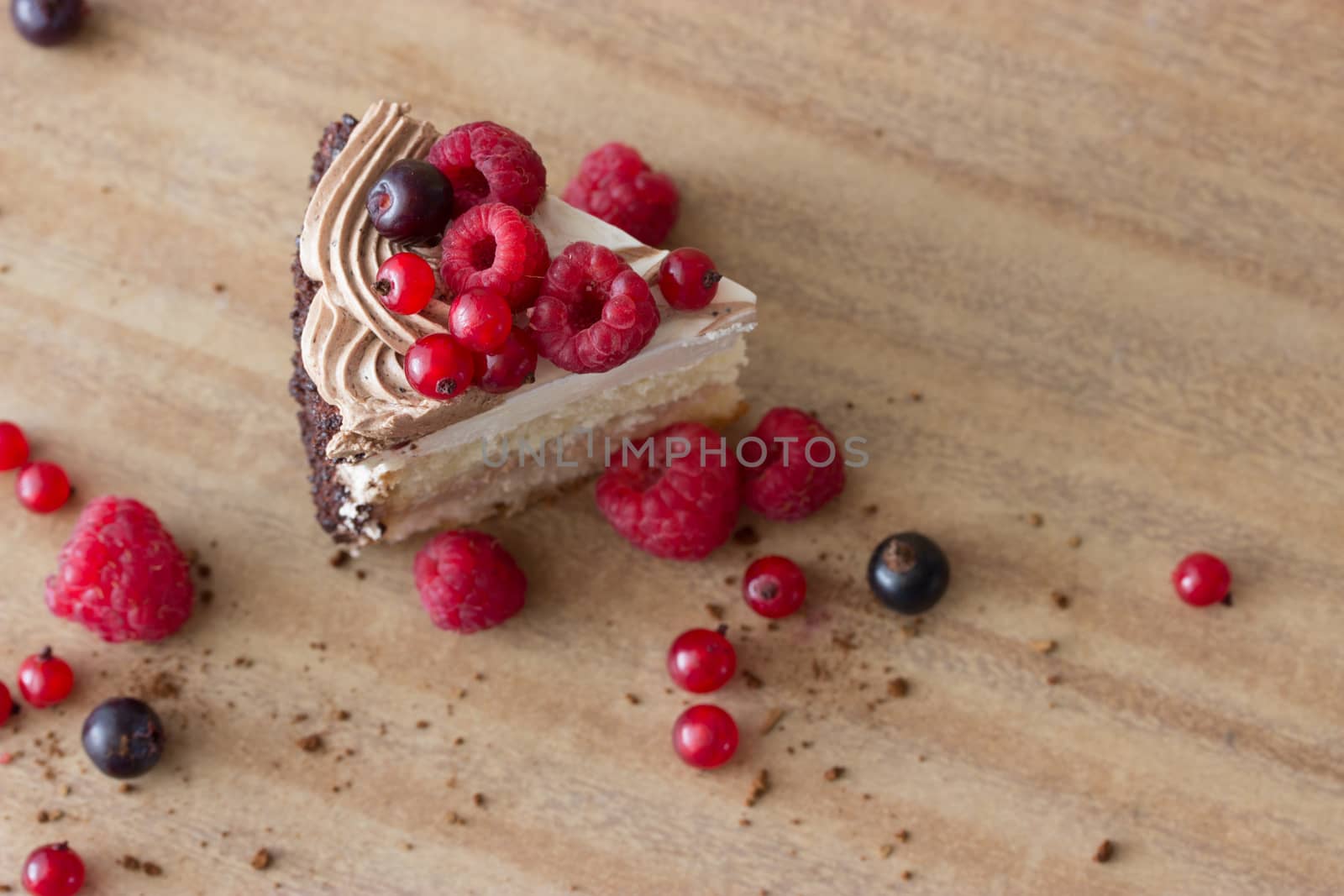 cake with berries by liwei12