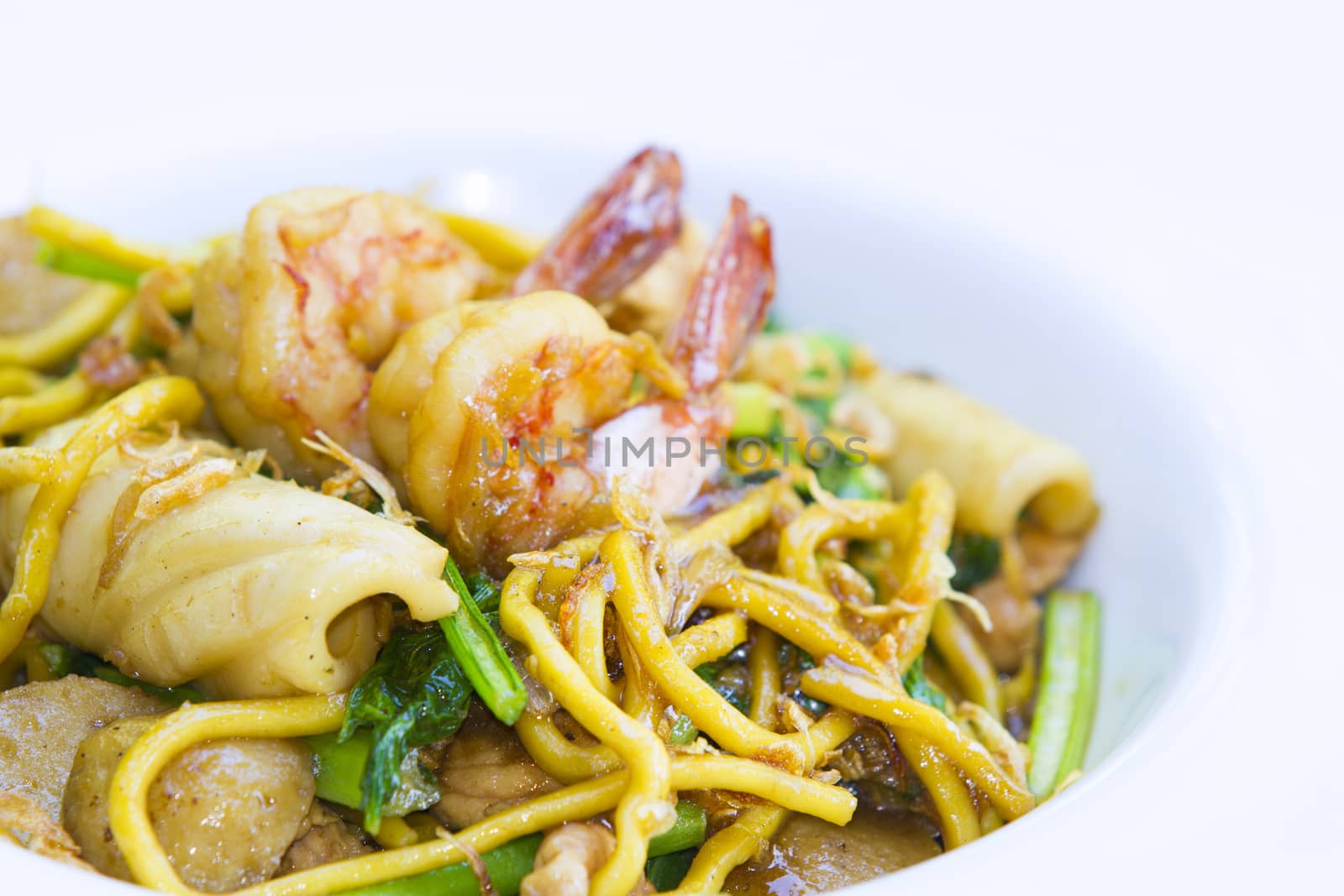 Paad laad na talay, Fride noodle on top with seafood and sauce.