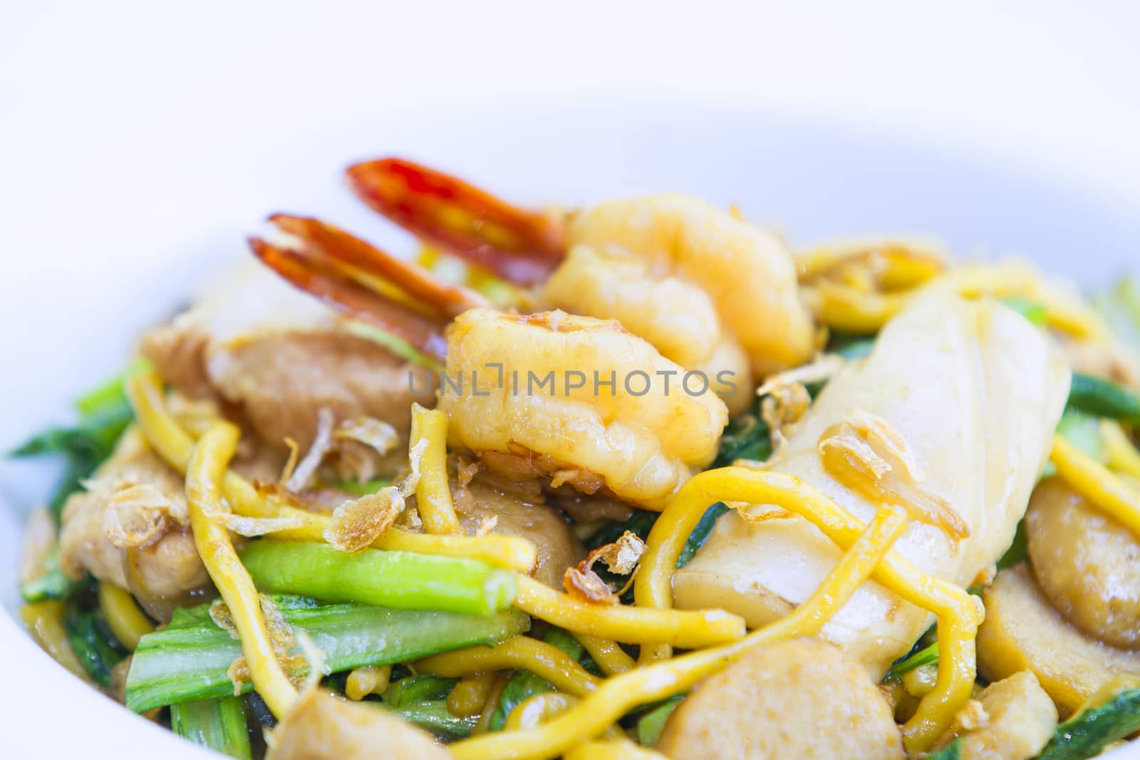 Paad laad na talay, Fride noodle on top with seafood and sauce.