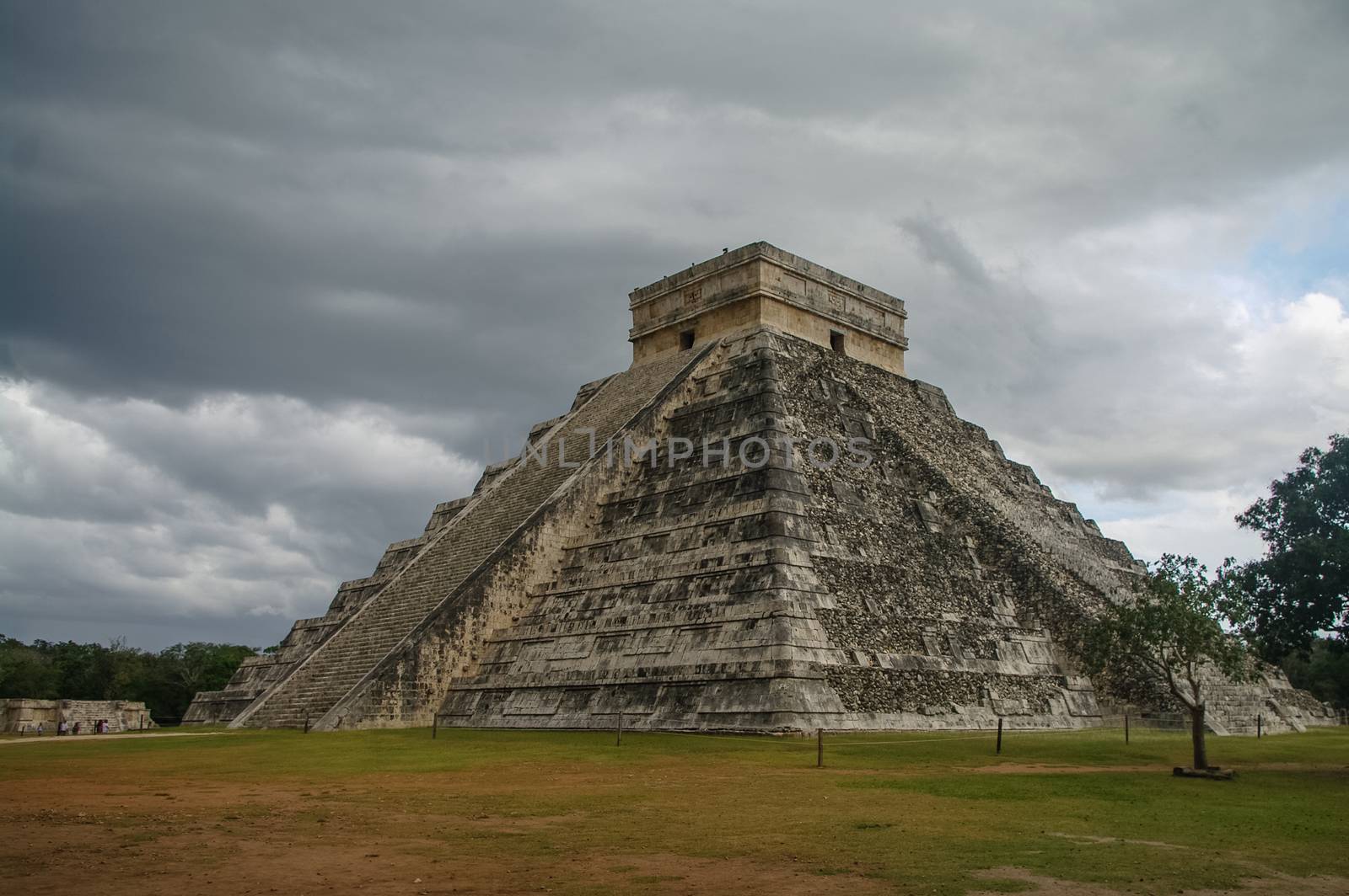 Mayan Pyramid of Kukulkan "El Castillo", Chichen Itza, Mexico.
