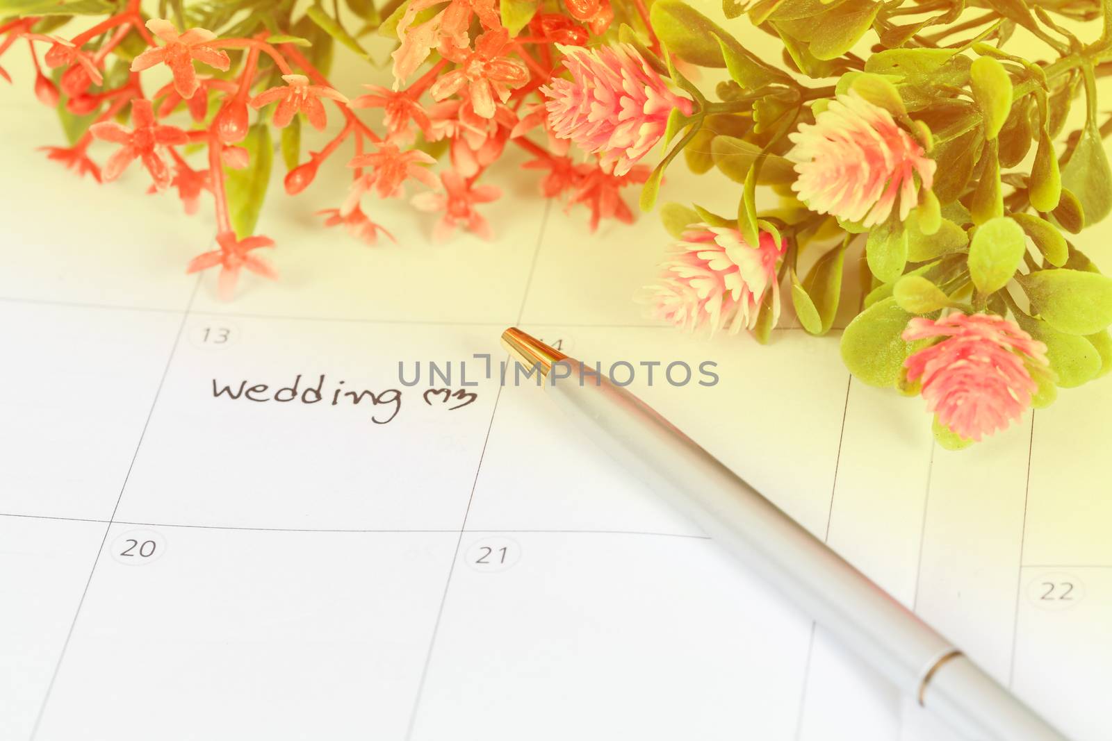 Reminder Wedding day in calendar with pen