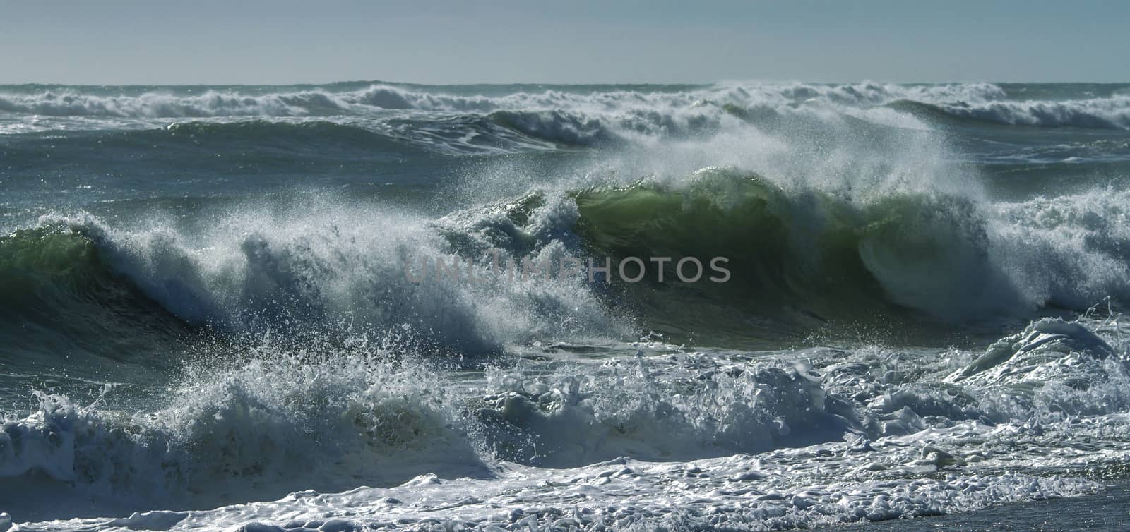 Ocean waves in New Zealand by Chudakov