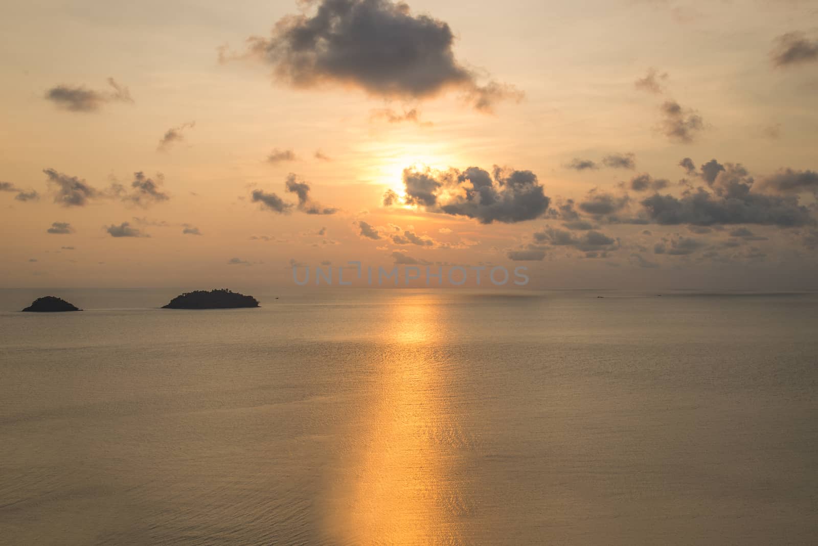 Scenic view of beautiful sunset above the sea.