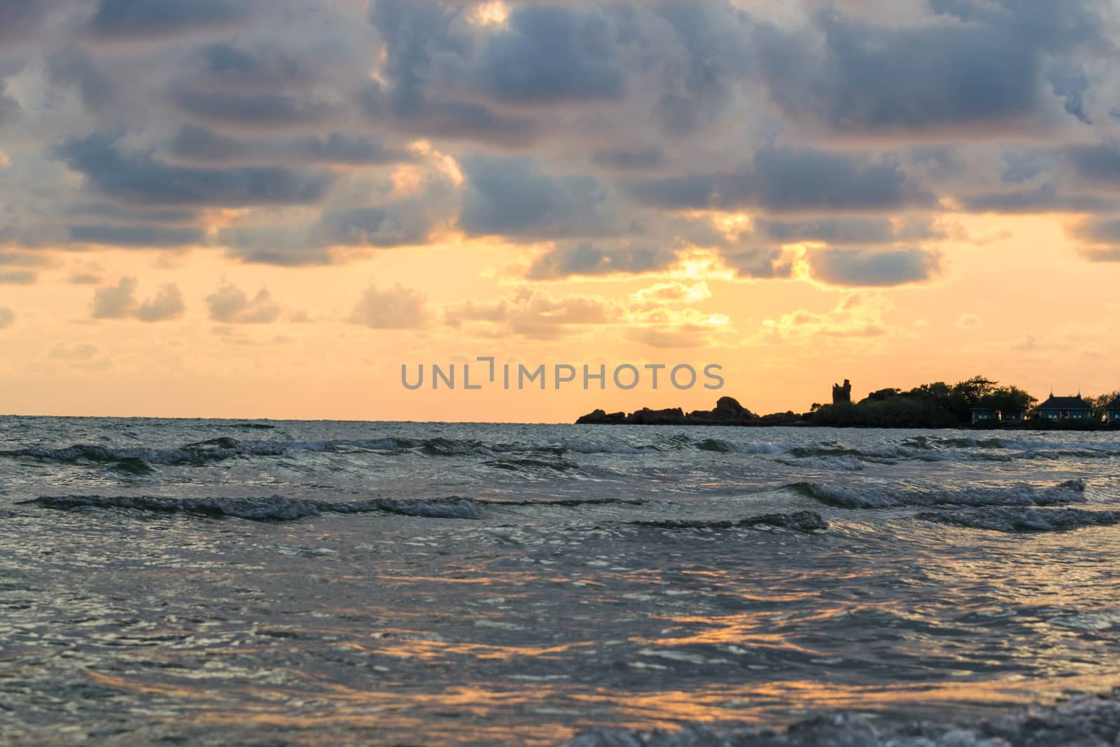 Scenic view of beautiful sunset above the sea.