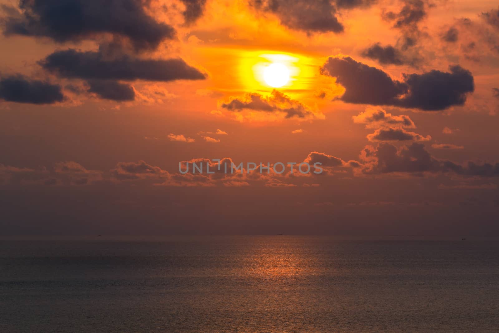 Scenic view of beautiful sunset above the sea.