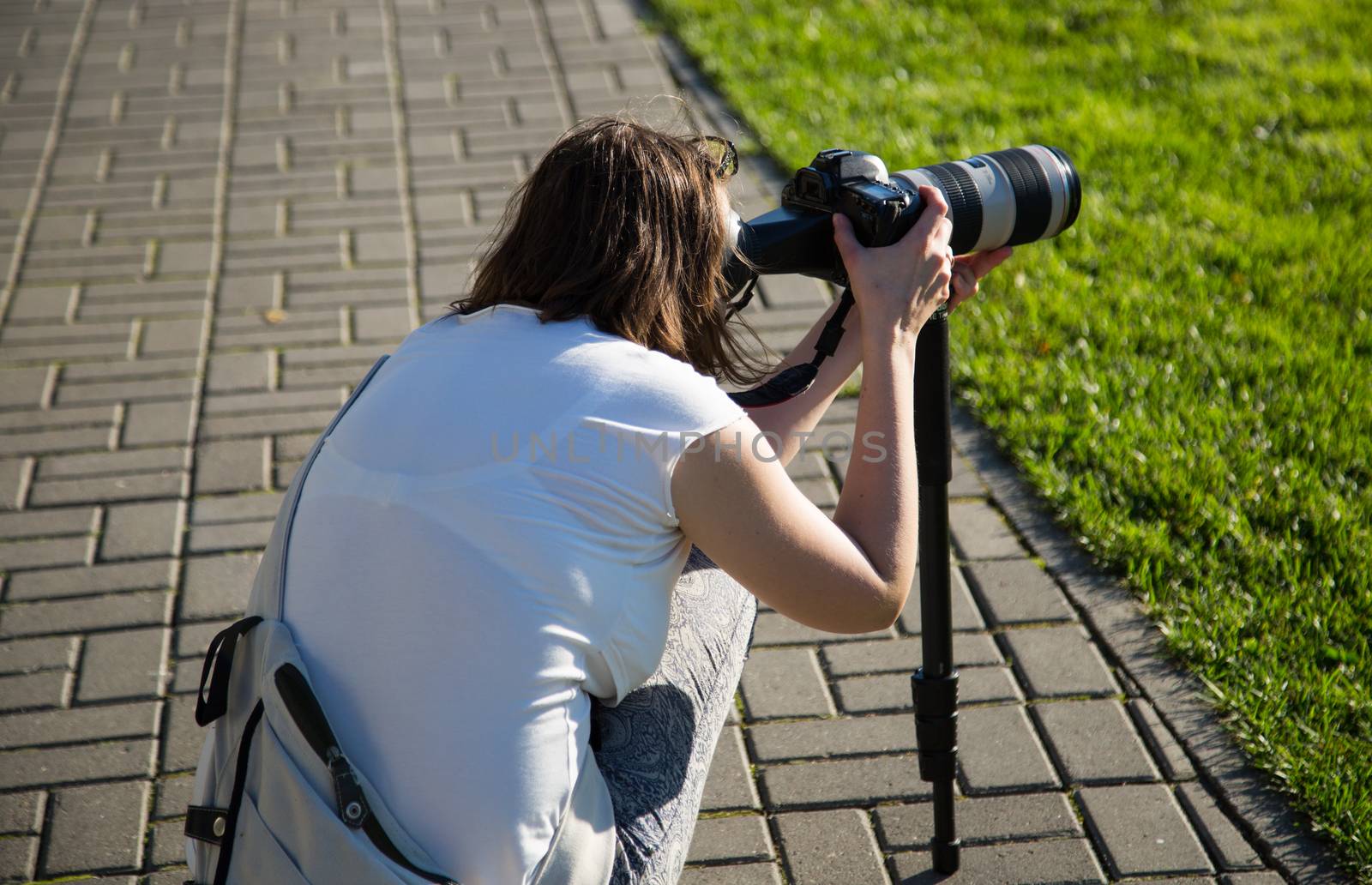 The camera is mounted on a monopod and photographer behind 2016 green gras monopod