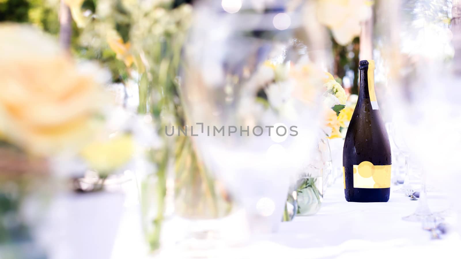 champagne on elegance table set up by hkt83000