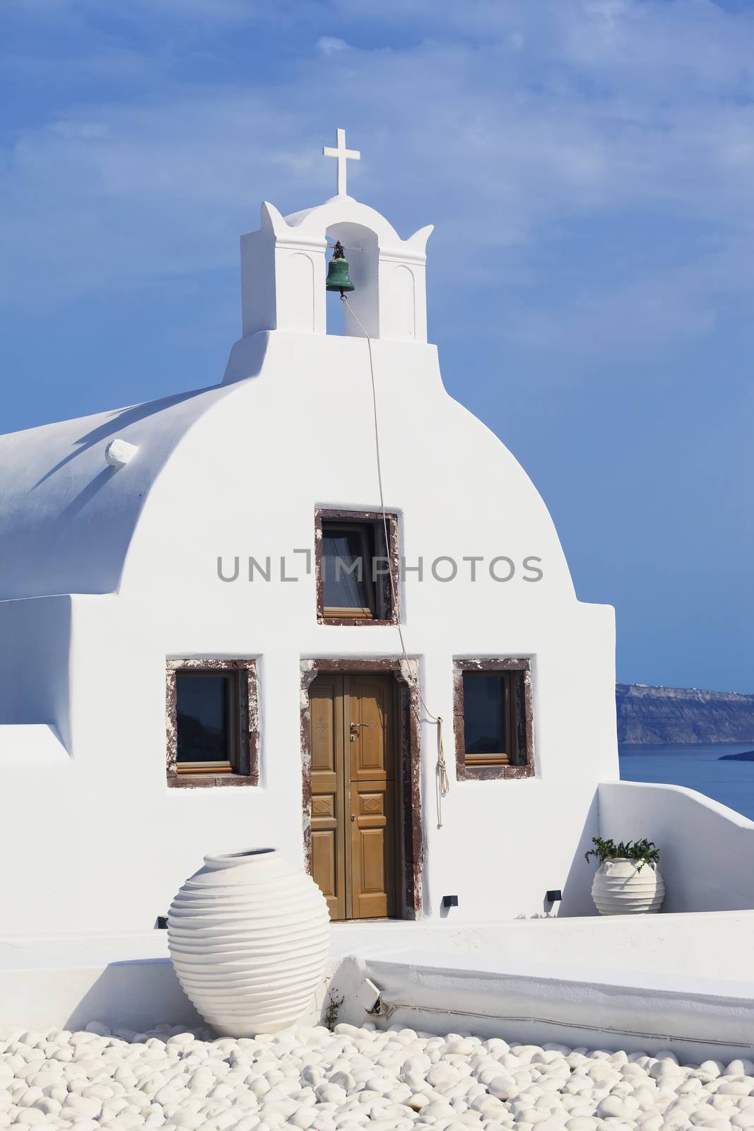 Orthodox church in Oia by vwalakte