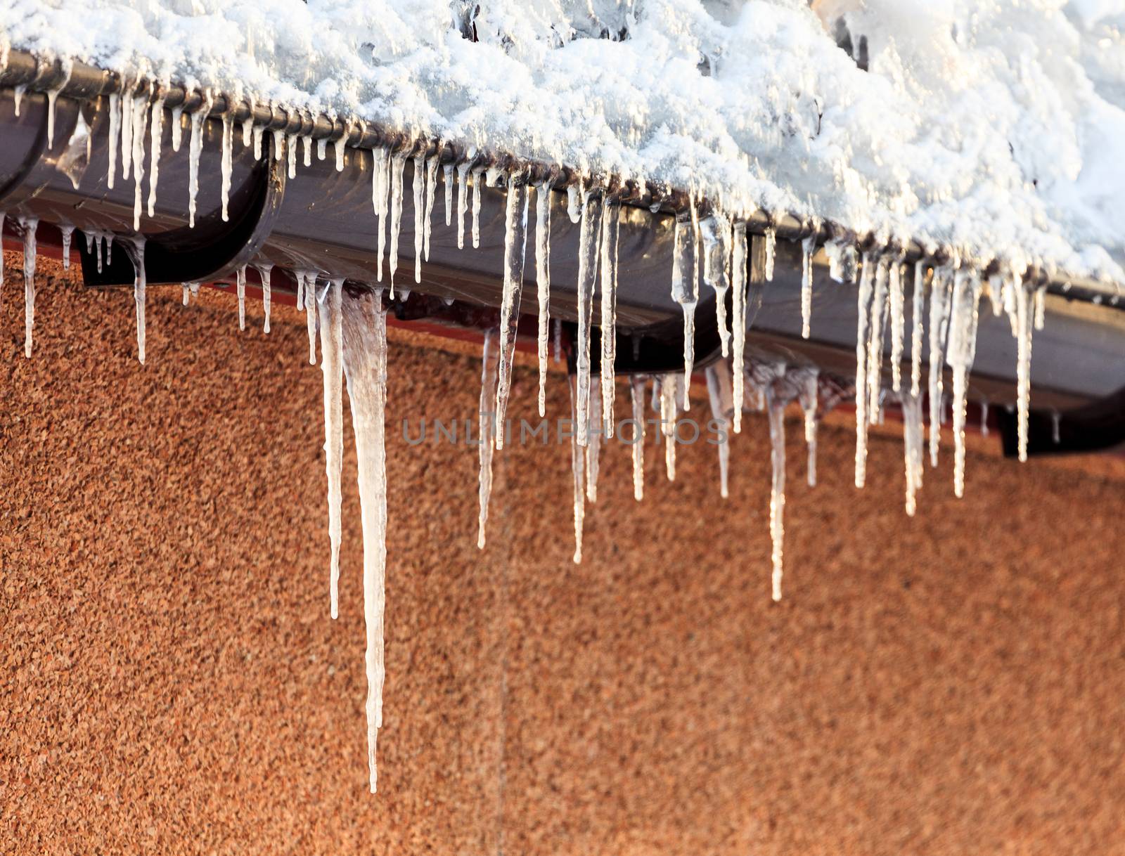 Icicles hanging down from roof by Nobilior