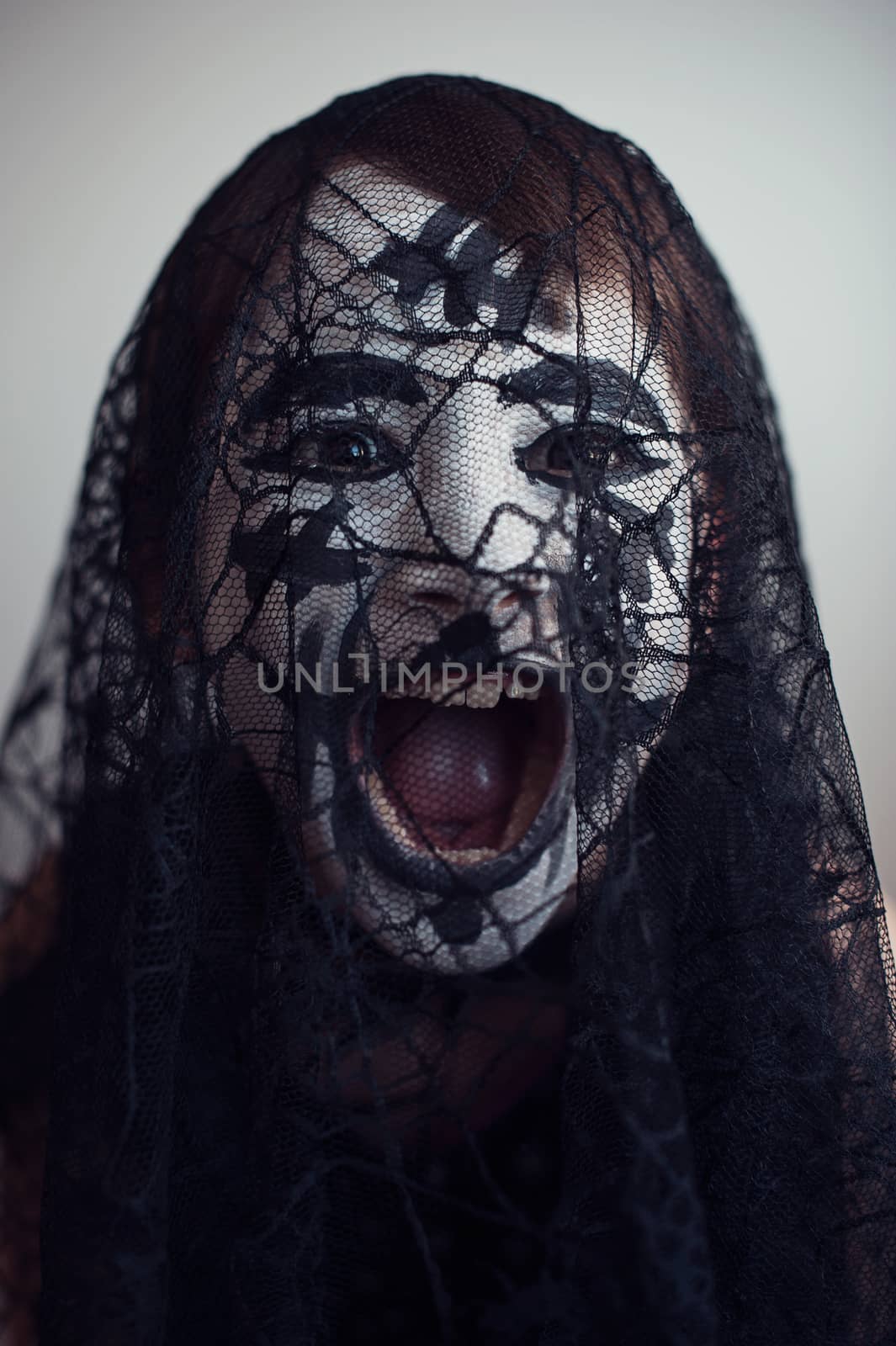 Girl screaming behind the veil by Olinkau