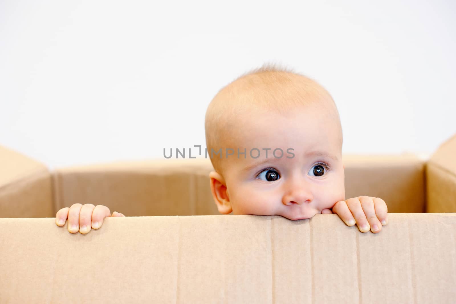Baby in a carton box by Olinkau