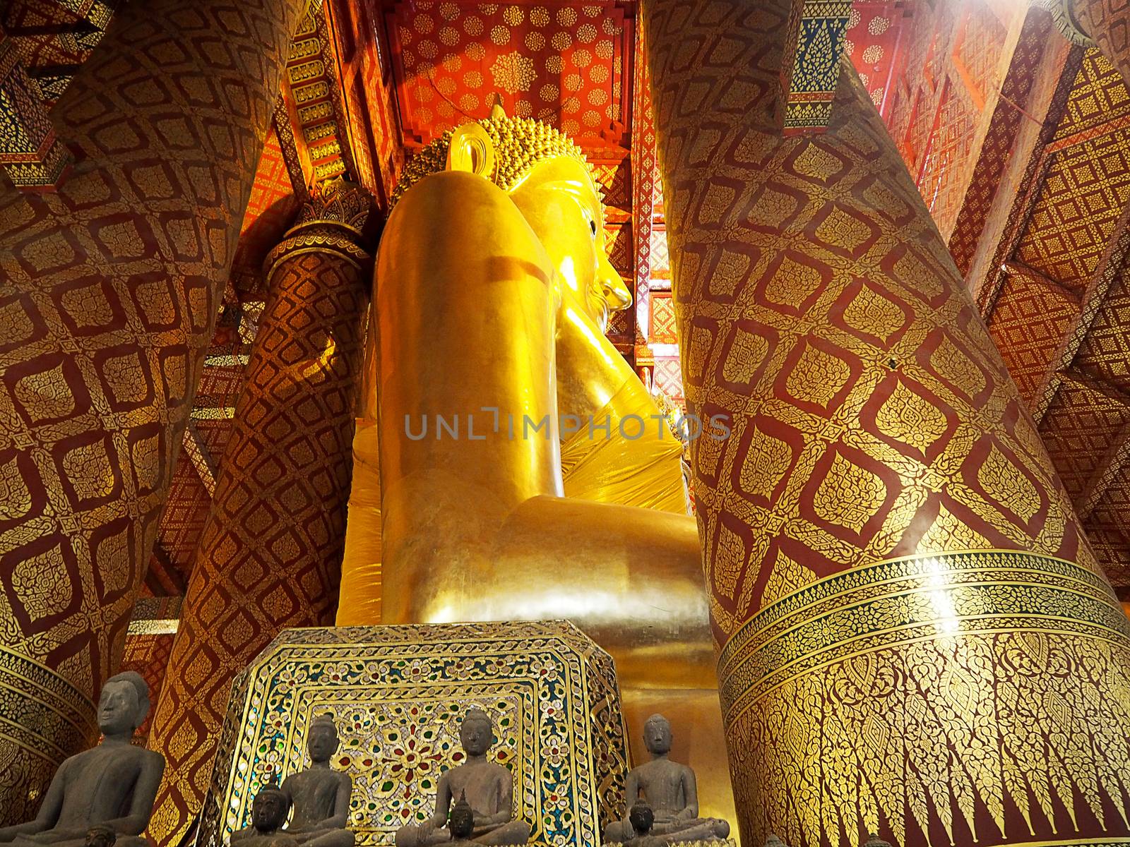 Golden buddha statue. by sky_sirasitwattana