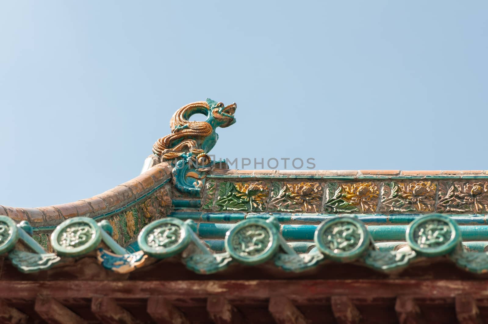 The horizontal view of the Chinese mythology dragon on the roof