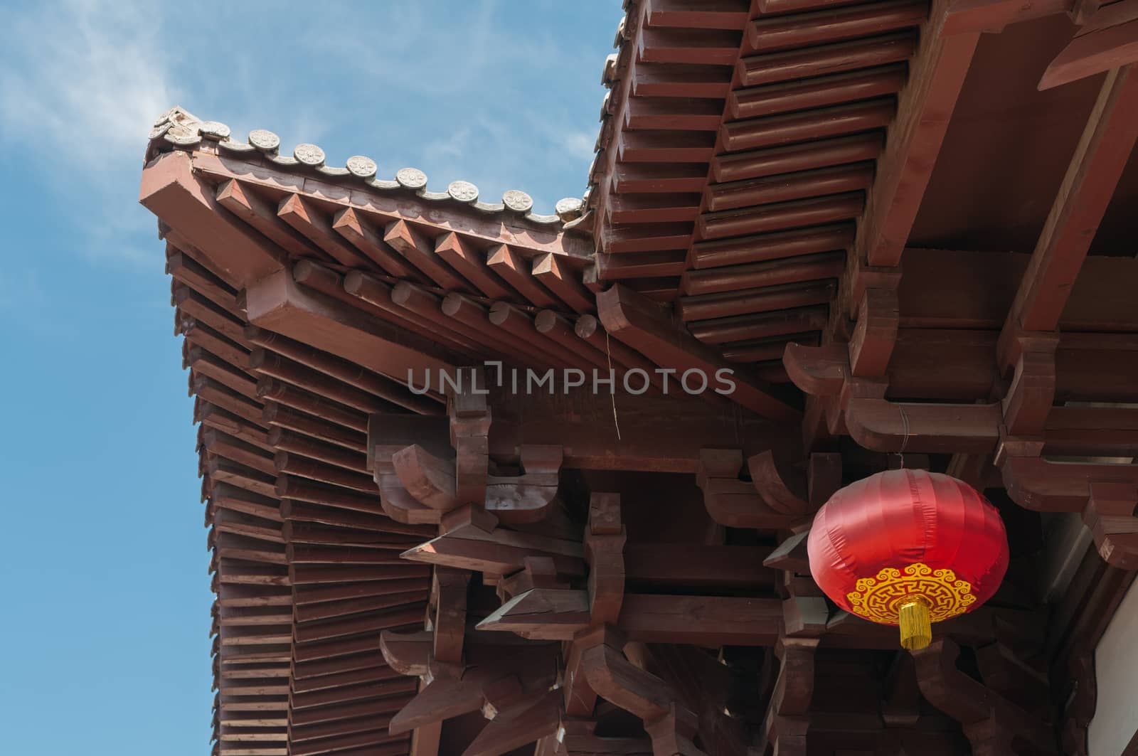 The horizontal view of the Chinese lantern on the roof