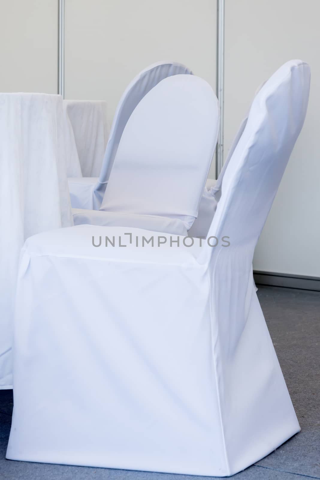 the chairs with white fabric cover for celebrations