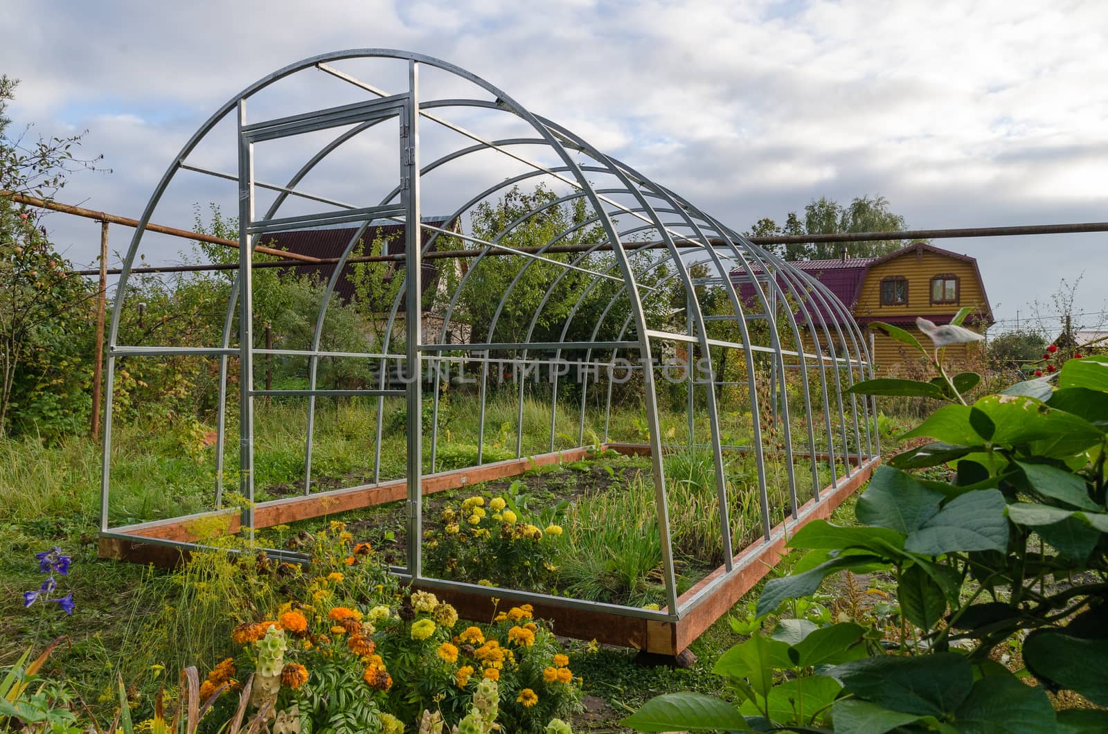 Manufacturer of greenhouses for vegetable garden with his own hands