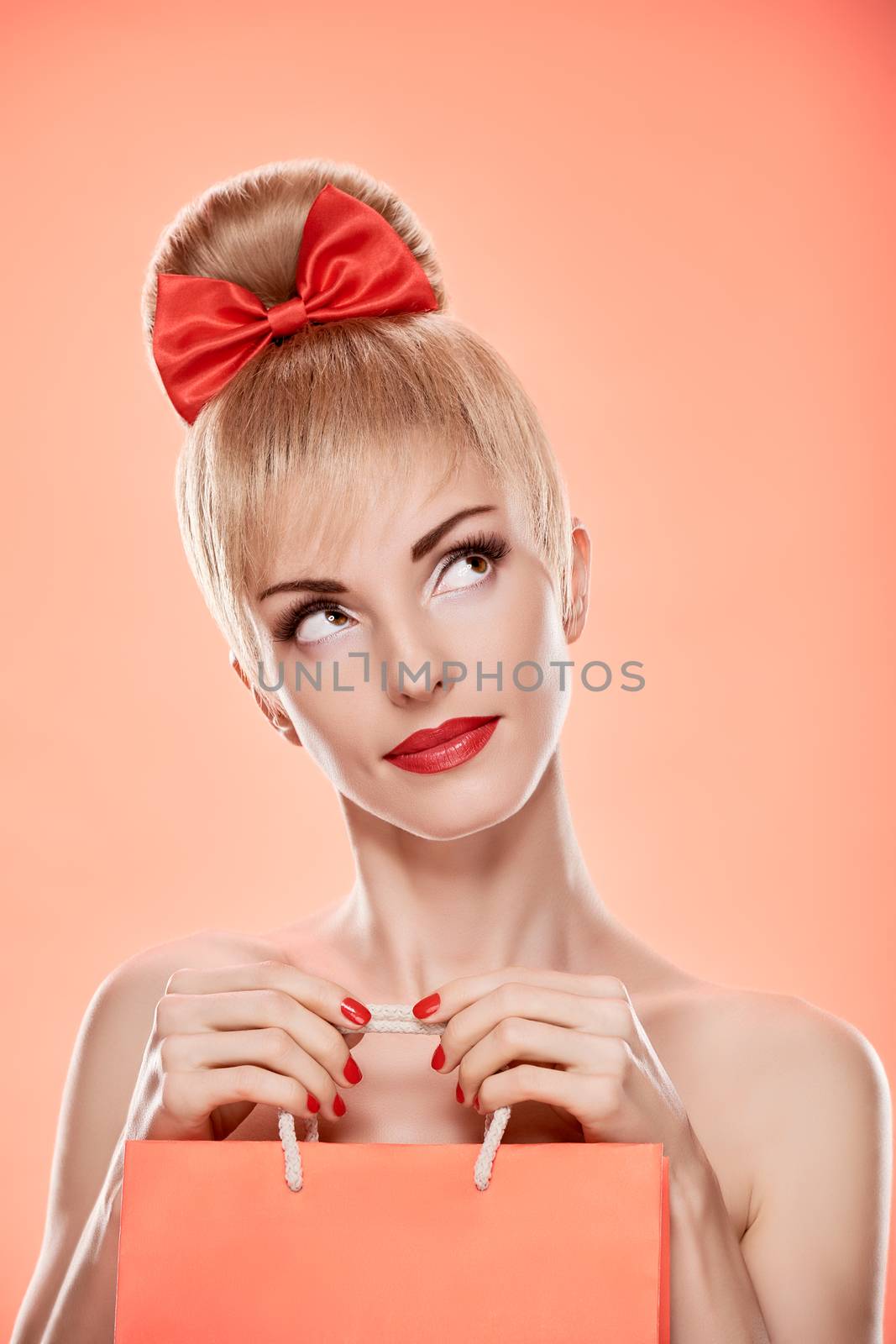Beauty loving woman with shopping bag. Pinup by 918