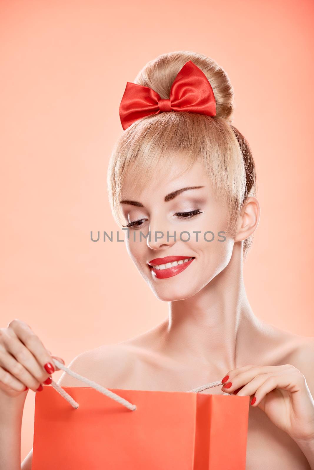 Beauty loving woman with shopping bag. Pinup by 918