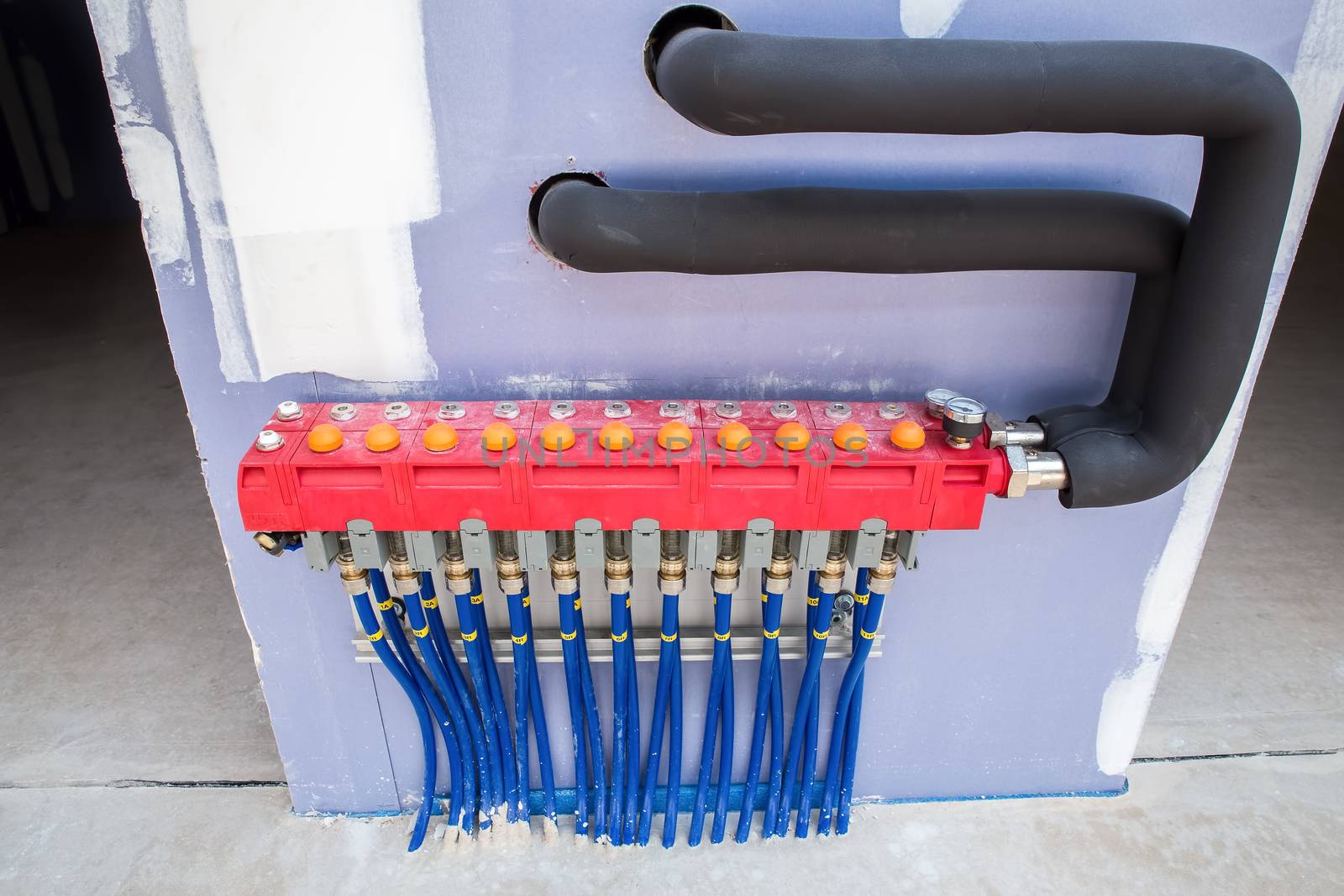 Construction with blue pipes for underfloor heating