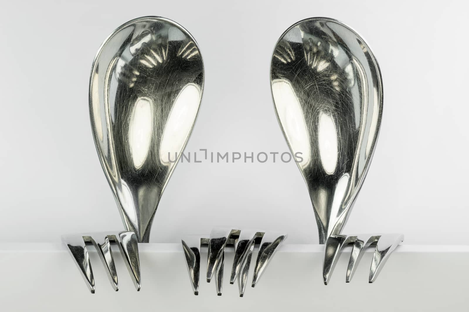 Two figures made of spoons and forks
 by Tofotografie