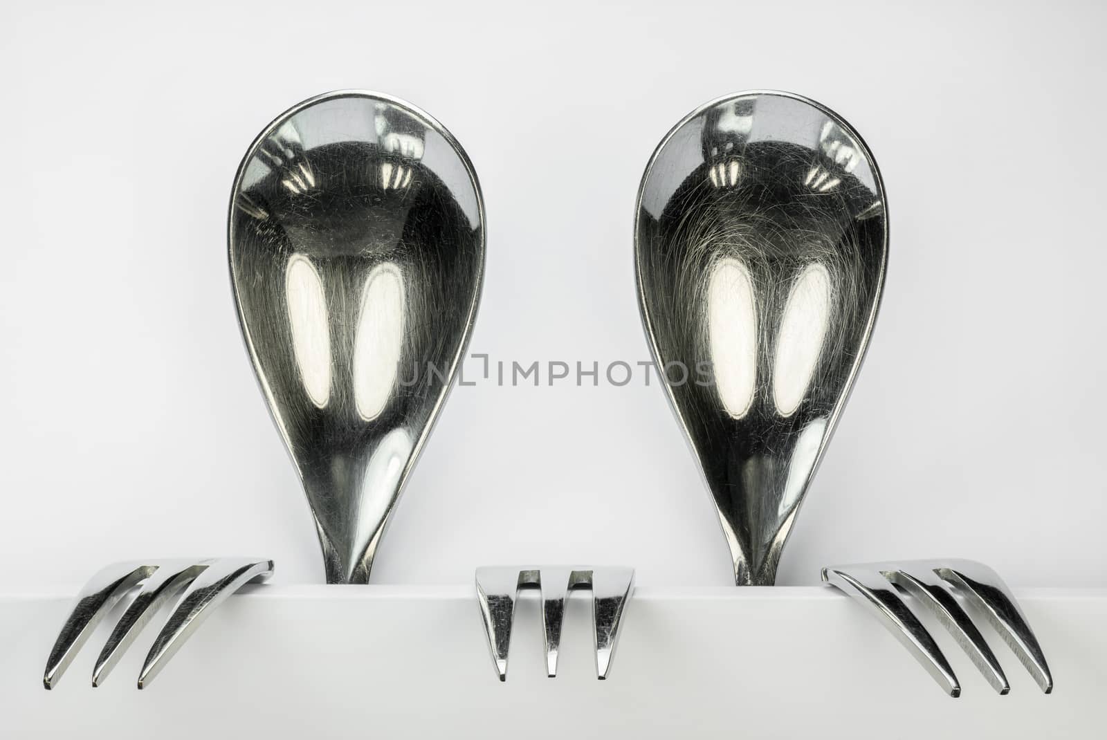 Two figures made of spoons and forks
 by Tofotografie