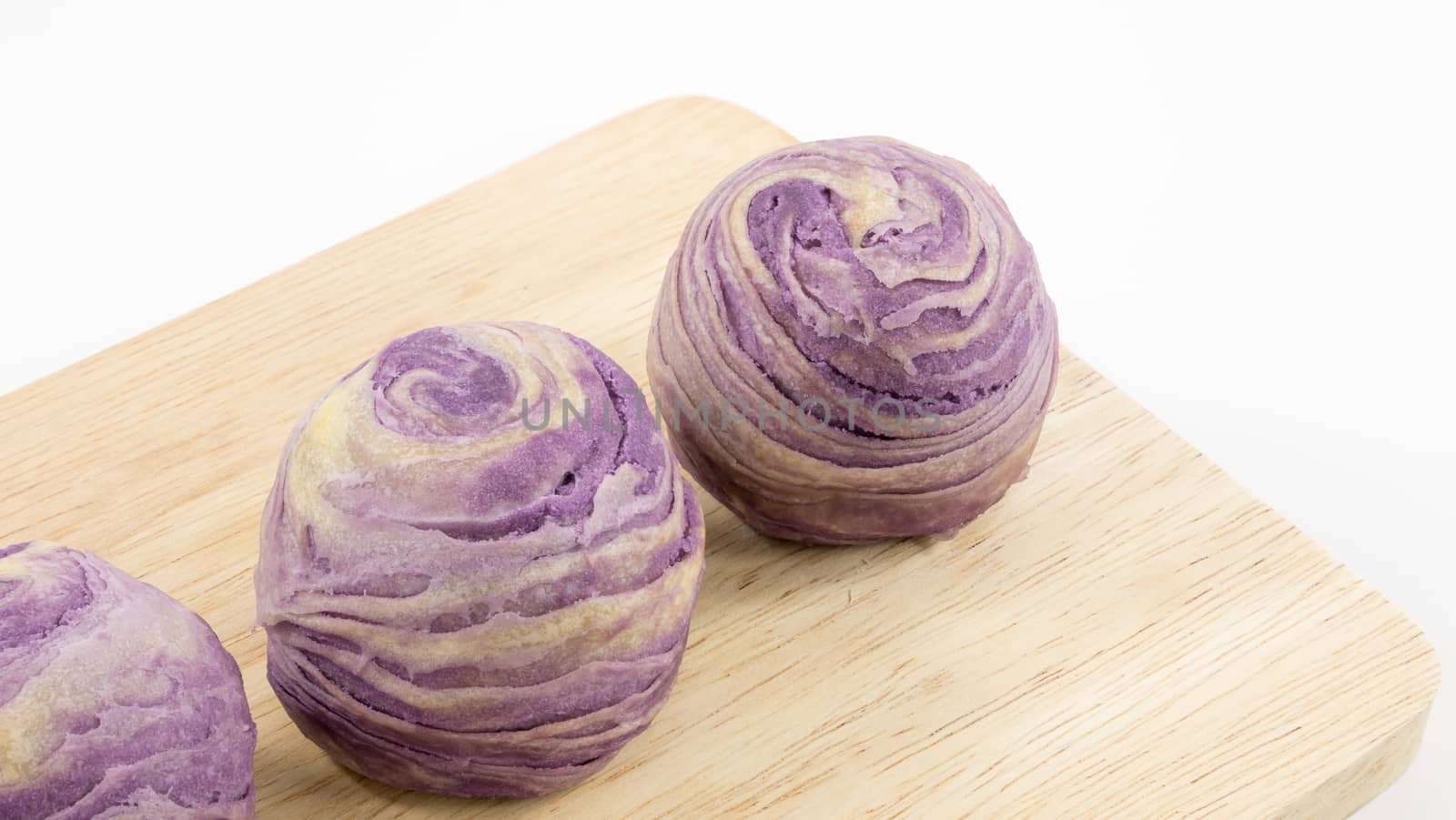 The Taiwanese violet crystal taro cake on the wooden plank.