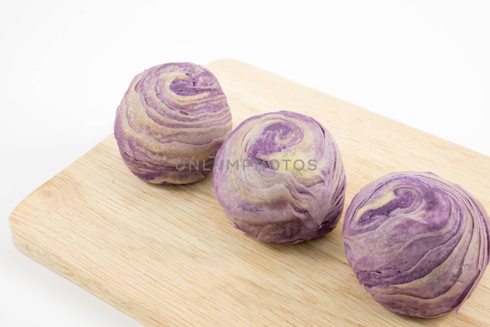 The Taiwanese violet crystal taro cake on the wooden plank.