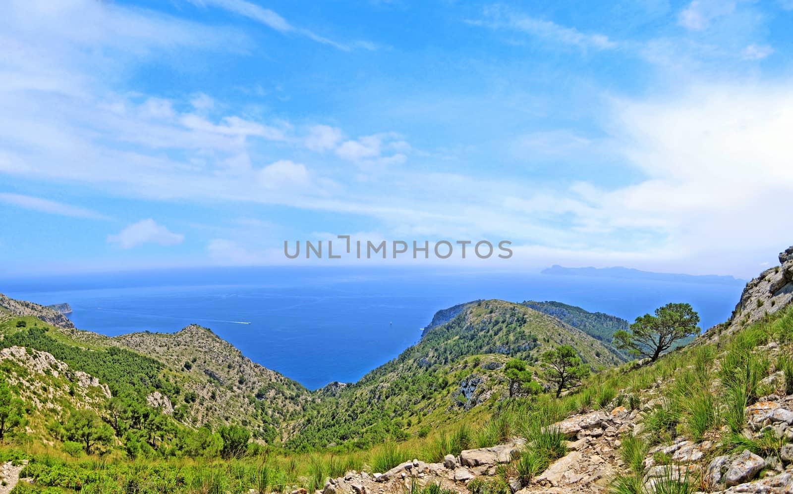 Coast near Alcudia, Majorca / Mal Pas-Bon Aire / Cielo de Bonaire with harbor - view from peninsula Victoria