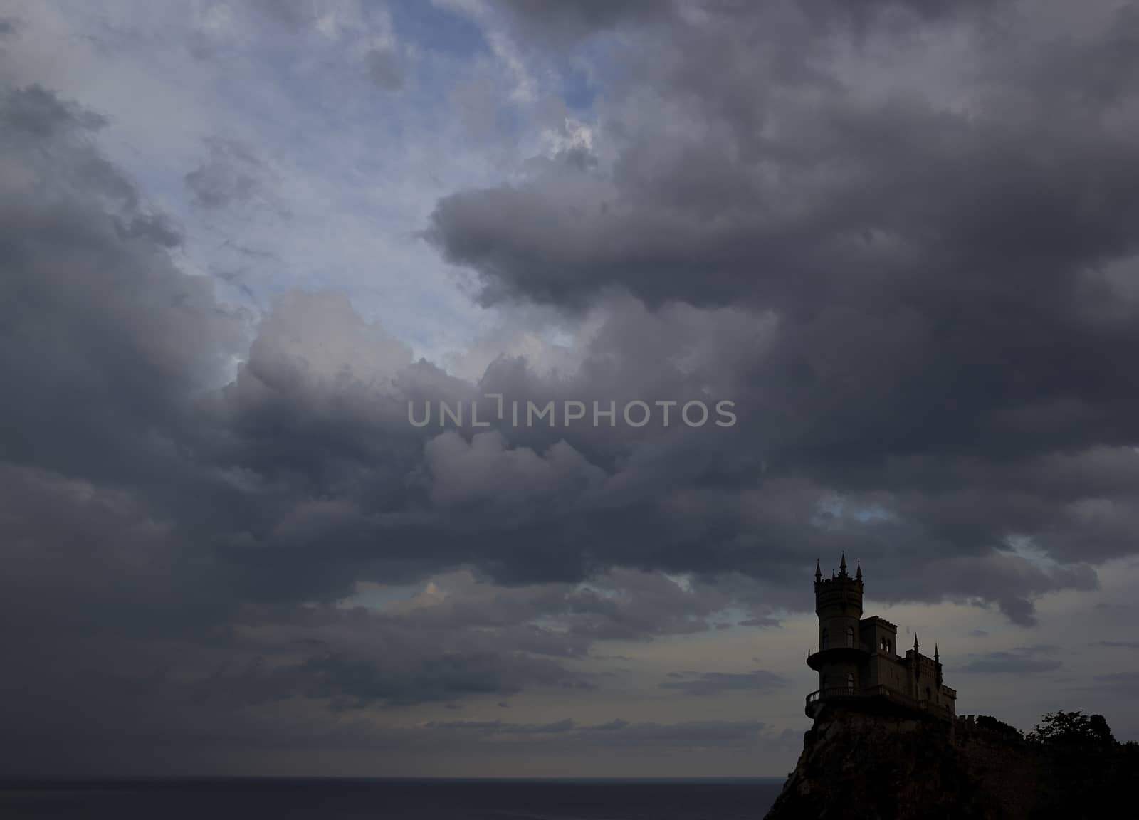 The old palace on a high hill above the sea.







The old palace on a high hill.