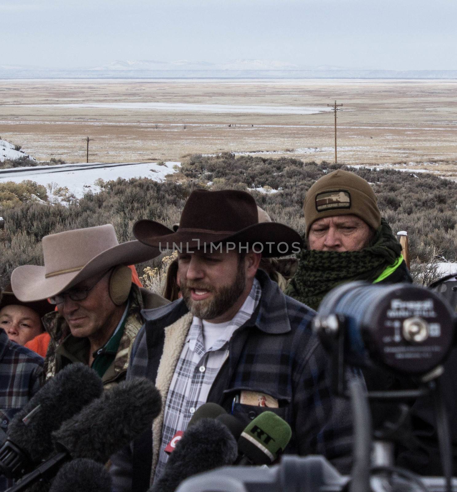 USA, Burns: Ammon Bundy speaks to the press as he and a group of armed militiamen continue their occupation of a federal building at the Malheur National Wildlife Refuge near Burns, Oregon on January 4, 2016. Members of the militia say their motives lie in the unfair treatment of Dwight and Steven Hammond, who have been sentenced to five years in prison for burning roughly 130 acres of land in 2001. Prosecutors have accused the Hammonds of burning the land in an attempt to cover up evidence of illegal deer poaching; protesters claim the government has no right to punish the Hammonds for the use of their land.