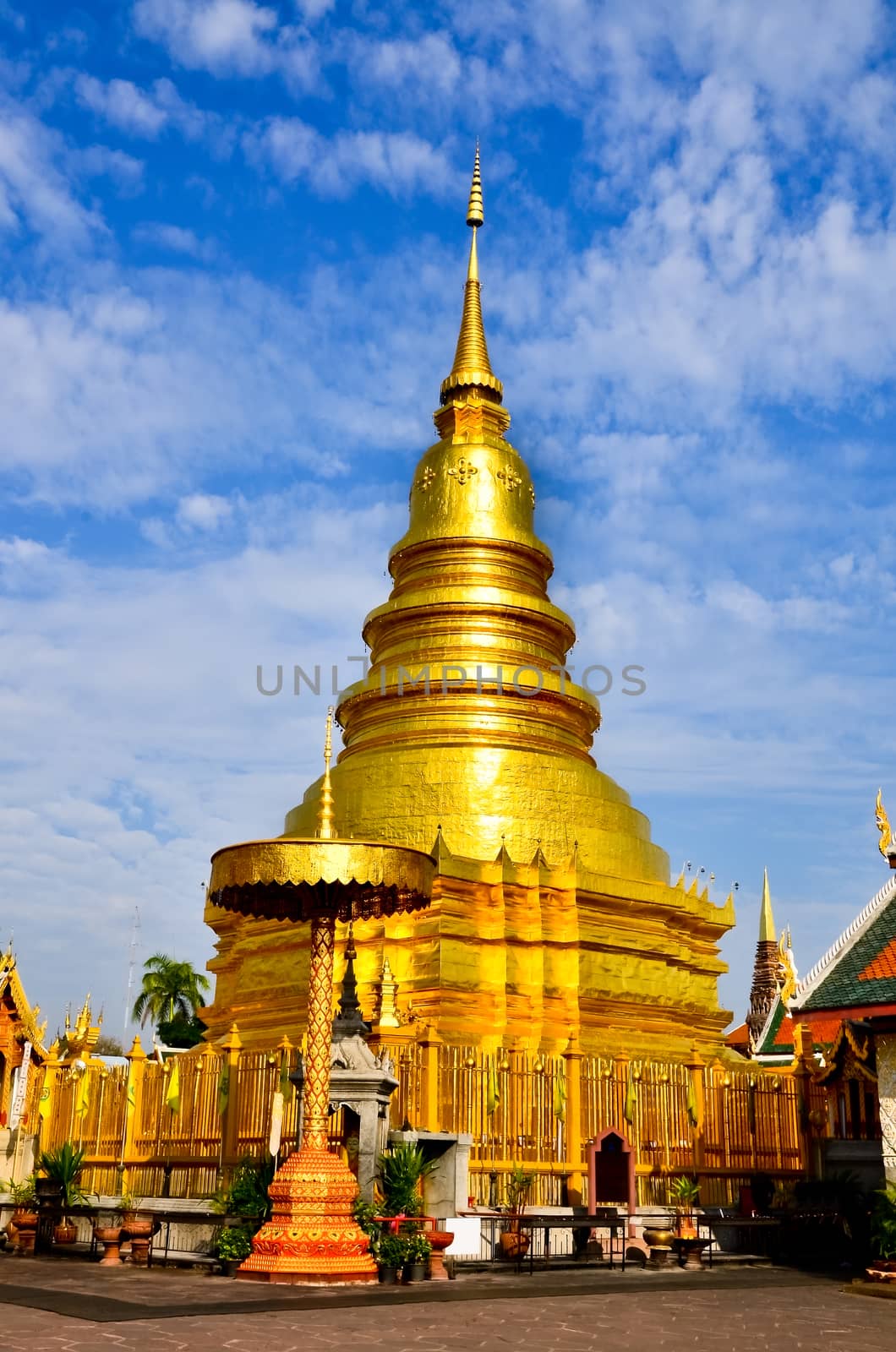 Wat Phra That Mon Haripunchai  by raweenuttapong