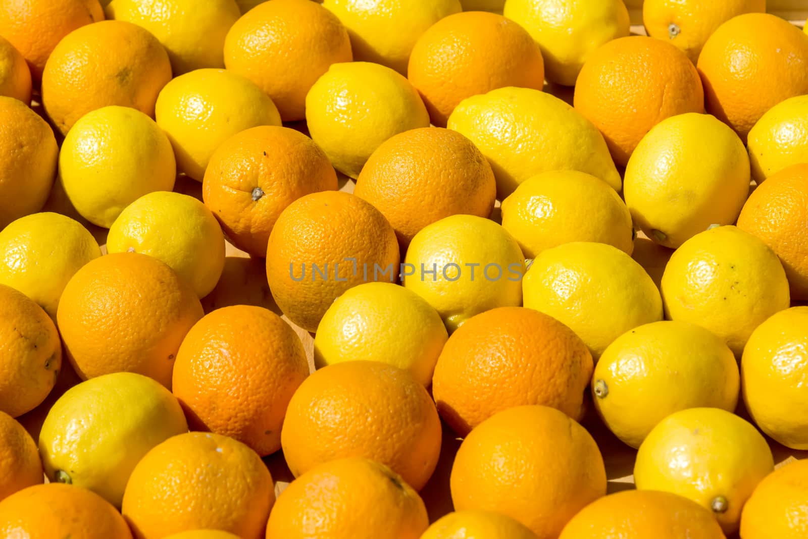 the fresh oranges in a wooden box