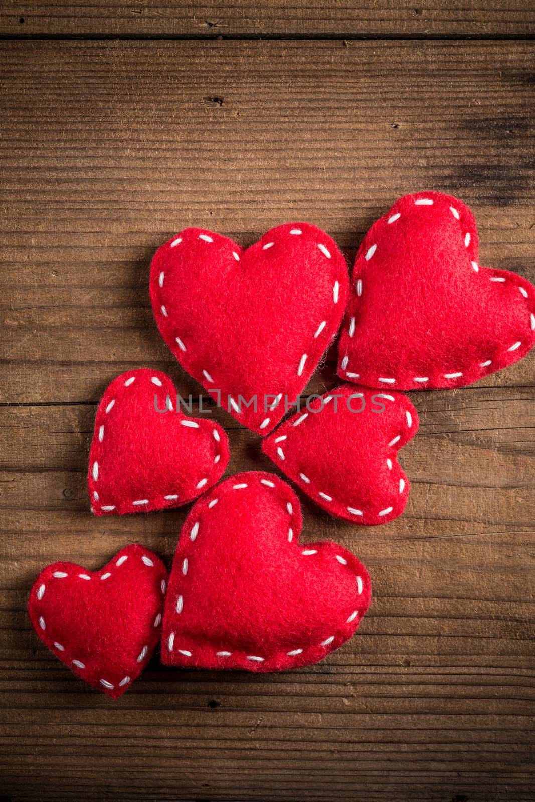 Red felt hearts by grafvision