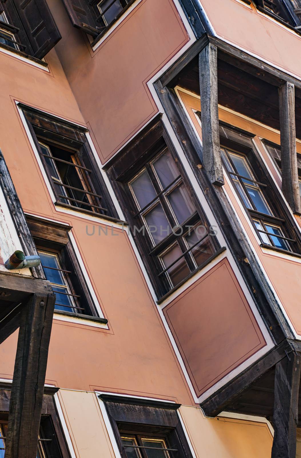 Windows old Plovdiv by vilevi