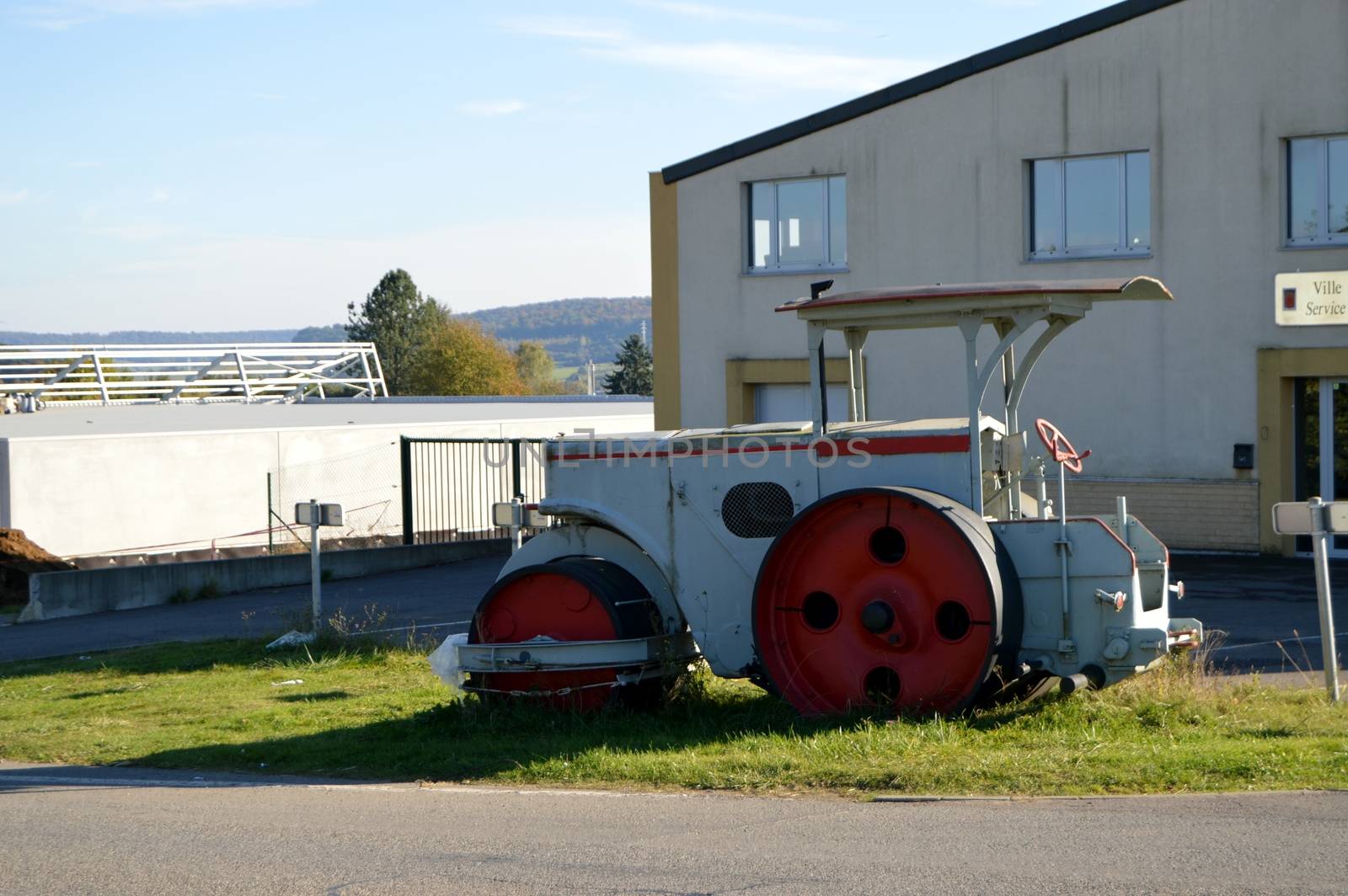 Old roller with tarmac with vibrator. by Philou1000