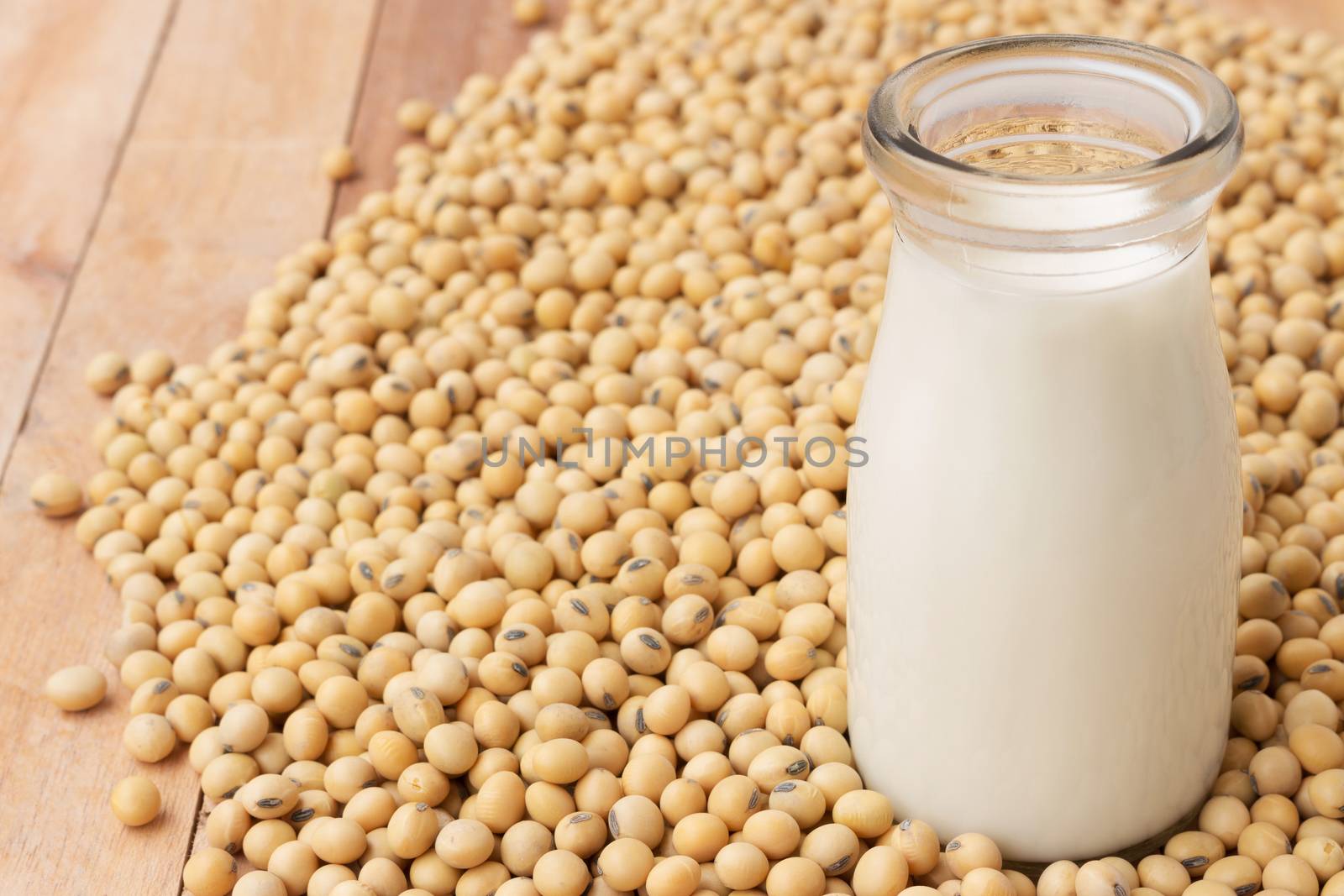 Health Benefits of Soy Milk : Improve Lipid Profile, Strengthen Blood Vessel Integrity, The omega-3 and omega-6 fatty acids, Prevent Postmenopausal Syndromes, it is a rich source of phytoestrogen.