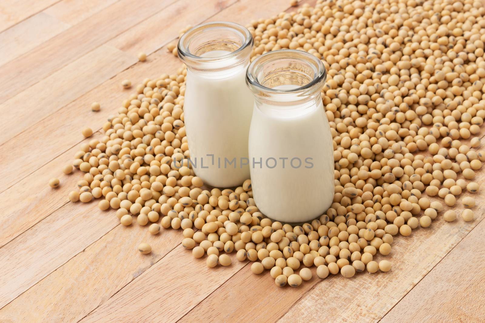 Health Benefits of Soy Milk : Improve Lipid Profile, Strengthen Blood Vessel Integrity, The omega-3 and omega-6 fatty acids, Prevent Postmenopausal Syndromes, it is a rich source of phytoestrogen.