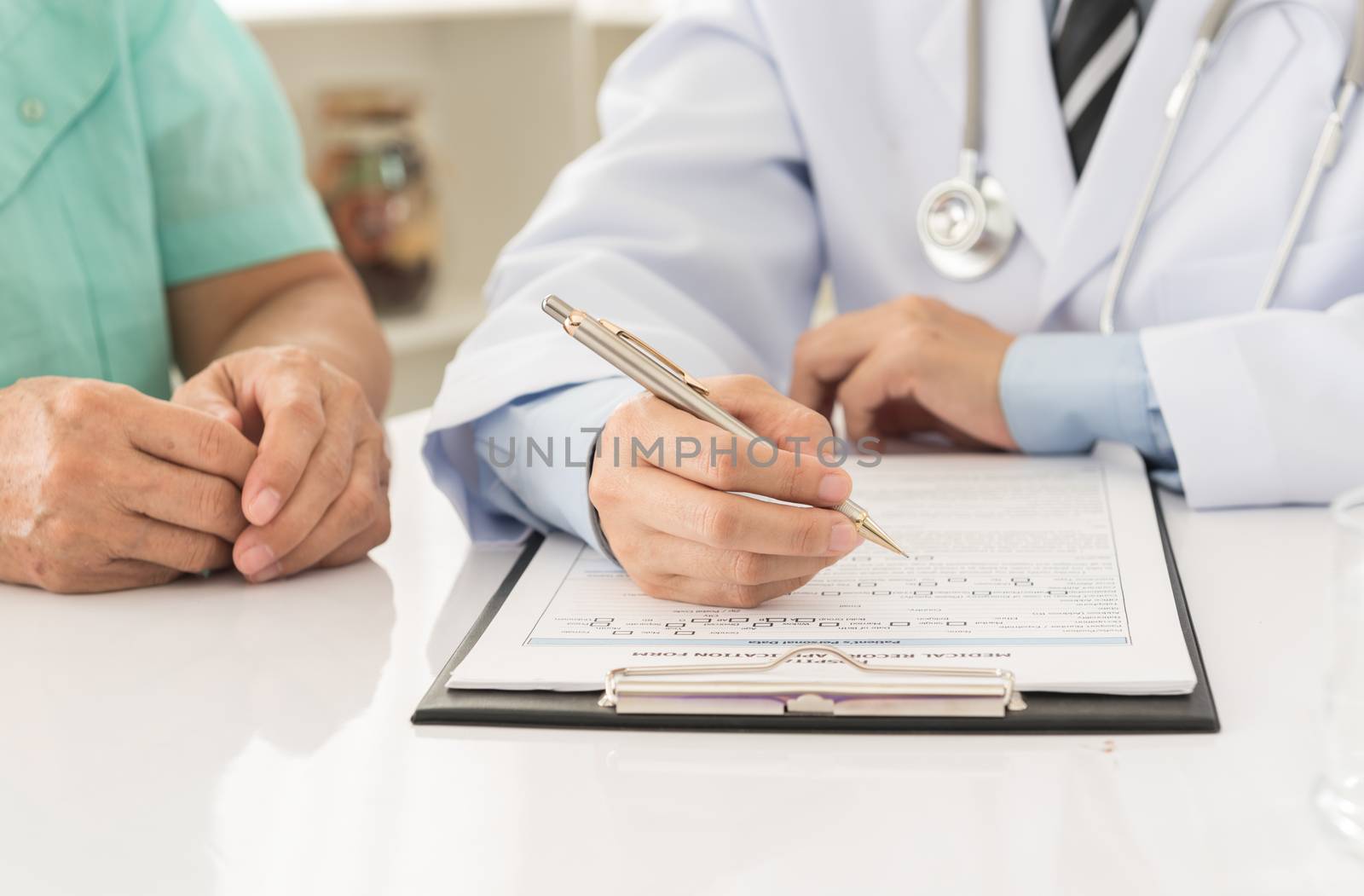 doctor record data on application form while consulting patient