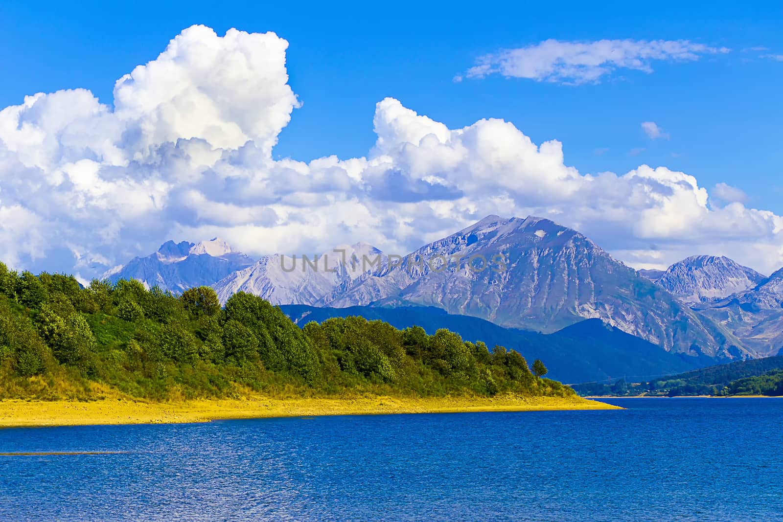 Lago di Campotosto, monti della Laga
